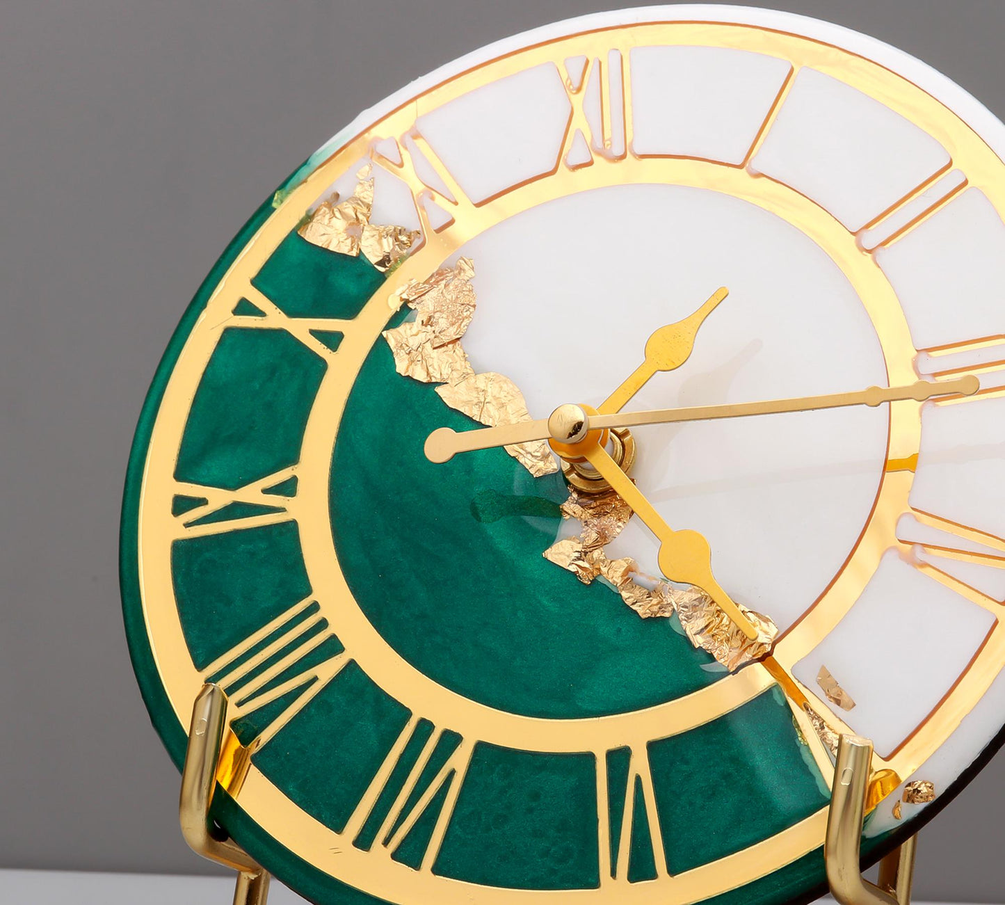 HandArted Resin Table Clock – Emerald Elegance Edition
