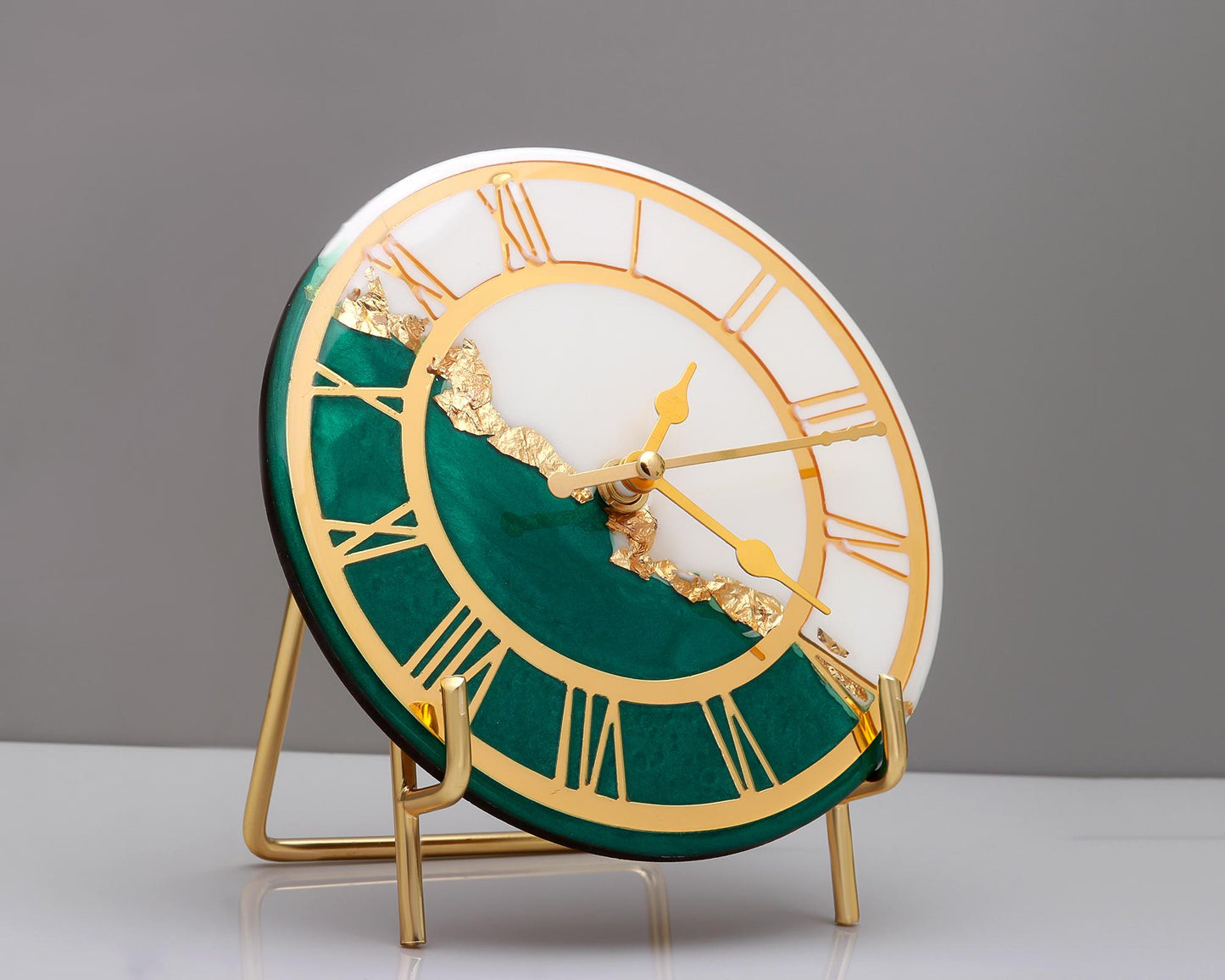 HandArted Resin Table Clock – Emerald Elegance Edition