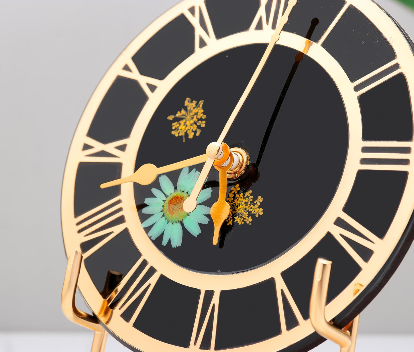 HandArted Resin Table Clock – Noir Bloom Edition