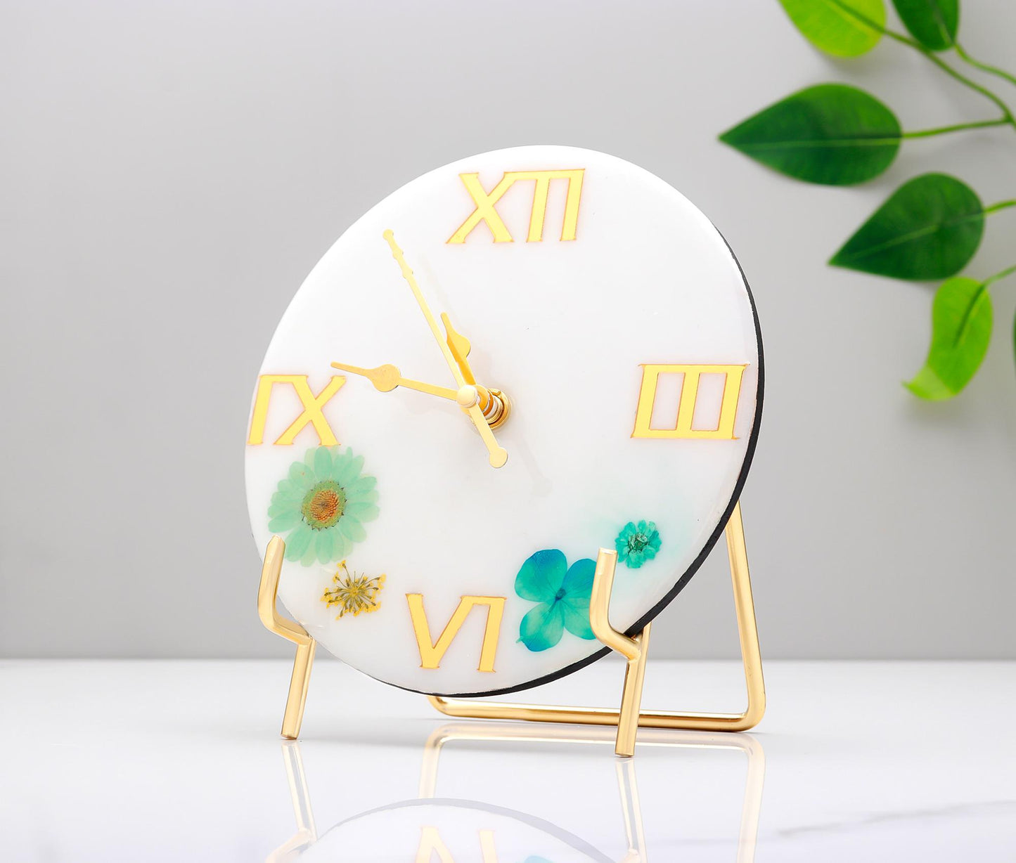 HandArted Resin Table Clock – Elegant Bloom Edition