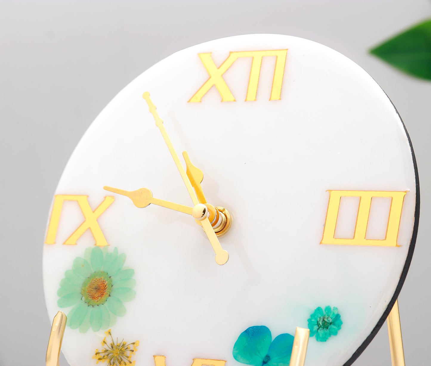 HandArted Resin Table Clock – Elegant Bloom Edition