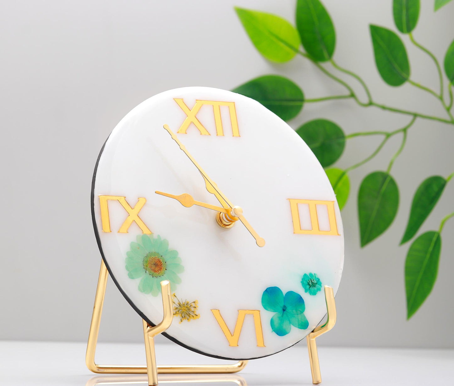 HandArted Resin Table Clock – Elegant Bloom Edition