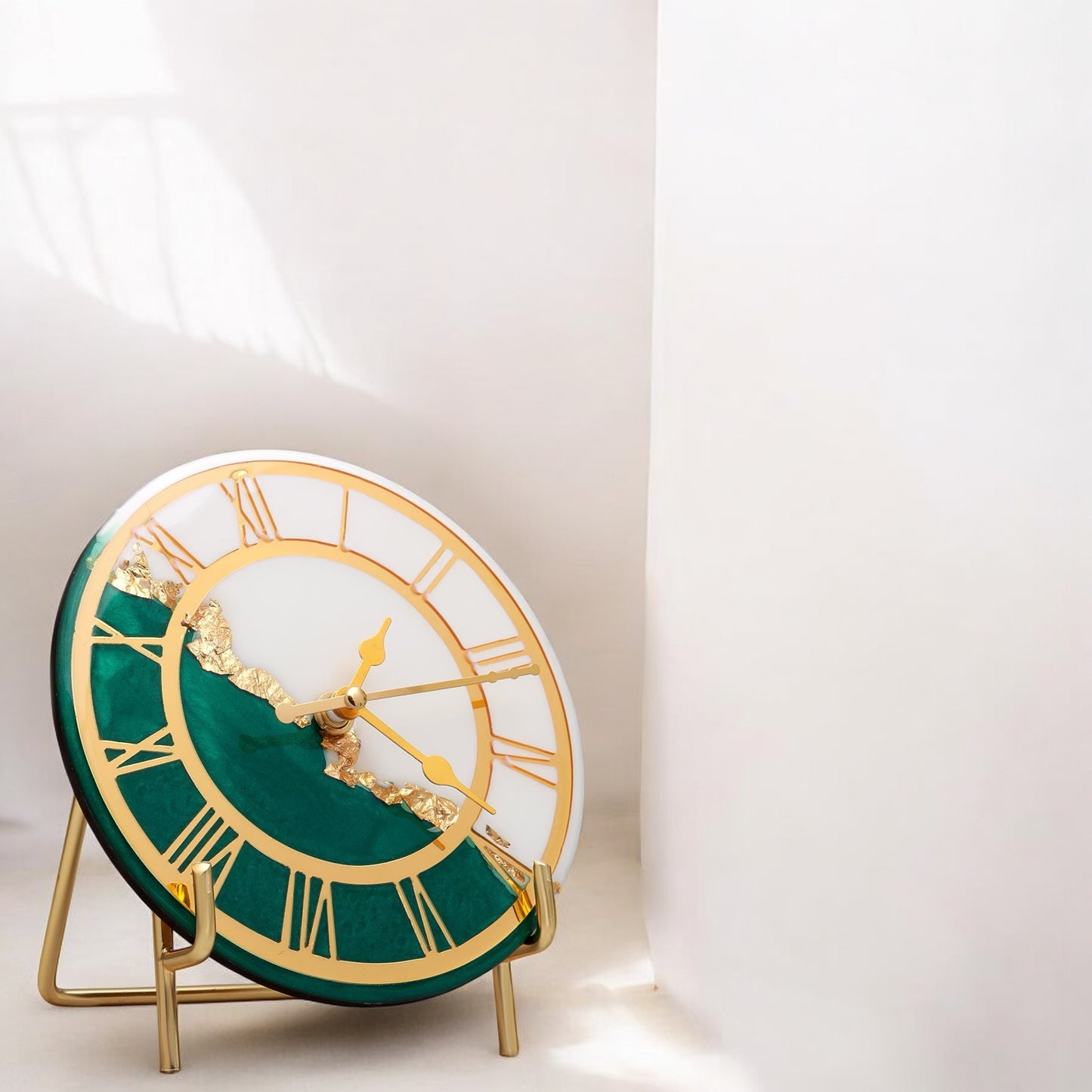 HandArted Resin Table Clock – Emerald Elegance Edition