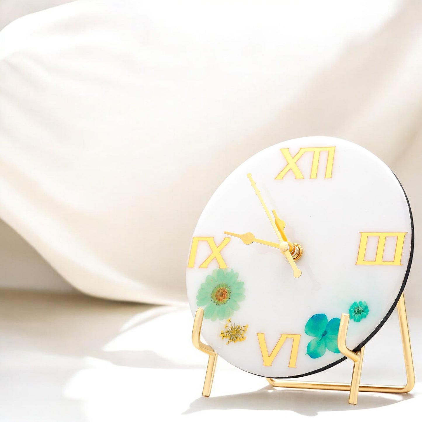 HandArted Resin Table Clock – Elegant Bloom Edition