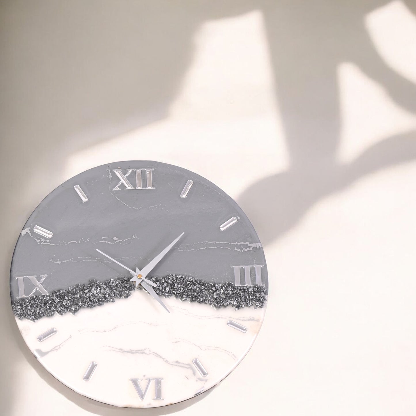 Monochrome Majesty Resin Wall Clock – Where Modern Meets Timeless