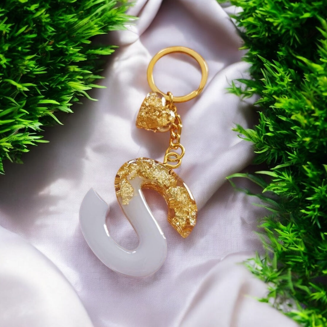 π Custom Resin Alphabet Keychain β White & Gold Flakes Edition