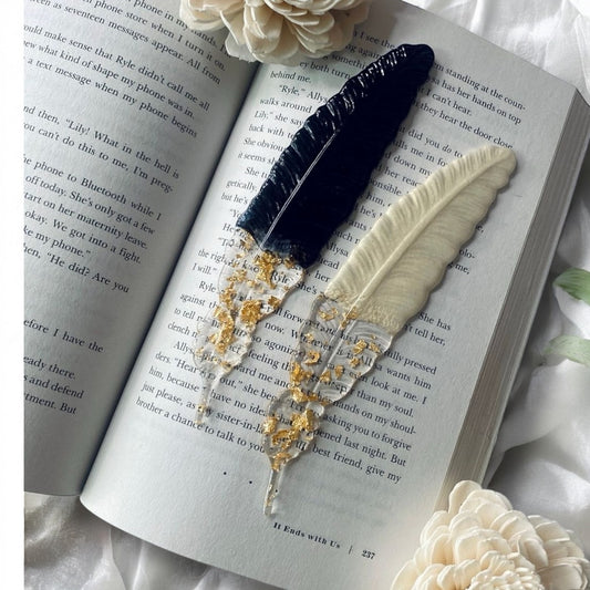 📖 Handcrafted Feather Resin Bookmark – Gold Flakes Edition